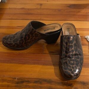 Naot Women's Brown Leopard Mules